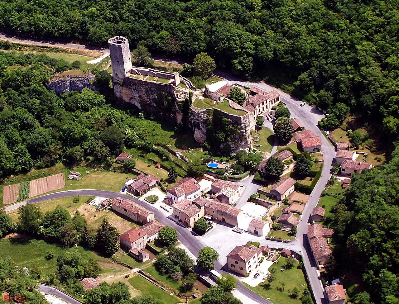 Vue aérienne du village et château de Gavaudun